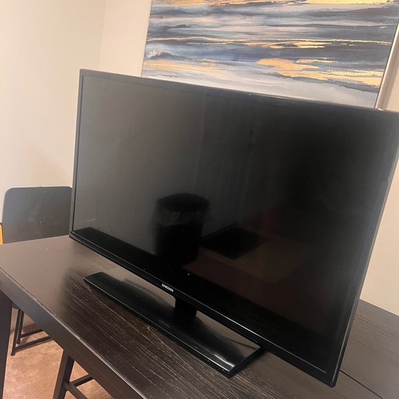 2014 Samsung 39’’ 1080p LED TV - Picture 3 of 3